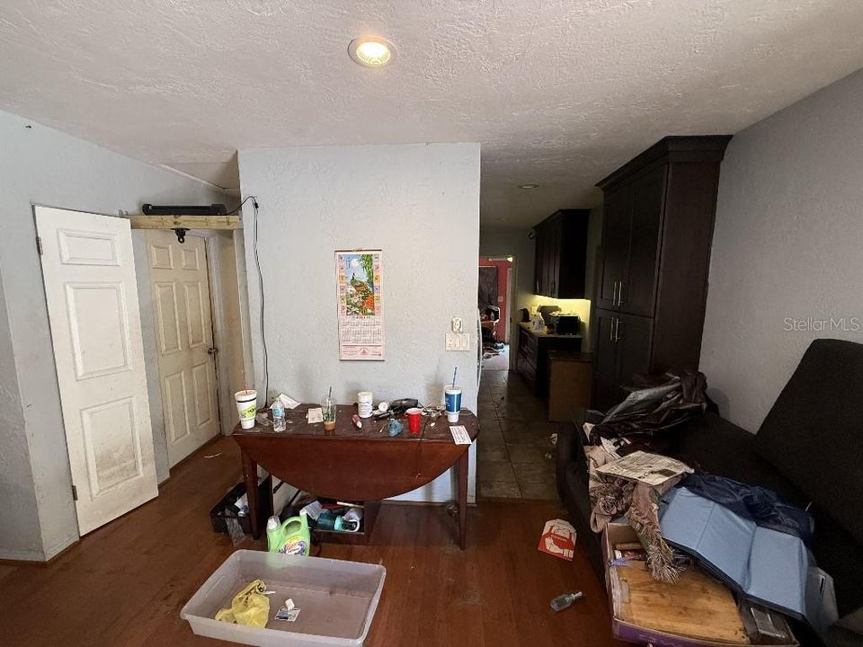 待售: $180,000 (3 贝兹, 1 浴室, 953 平方英尺)