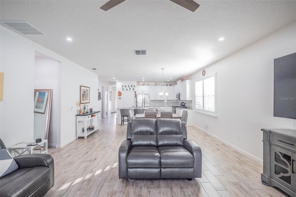 En Venta: $469,900 (3 camas, 2 baños, 1983 Pies cuadrados)