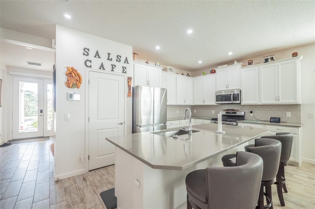 En Venta: $469,900 (3 camas, 2 baños, 1983 Pies cuadrados)