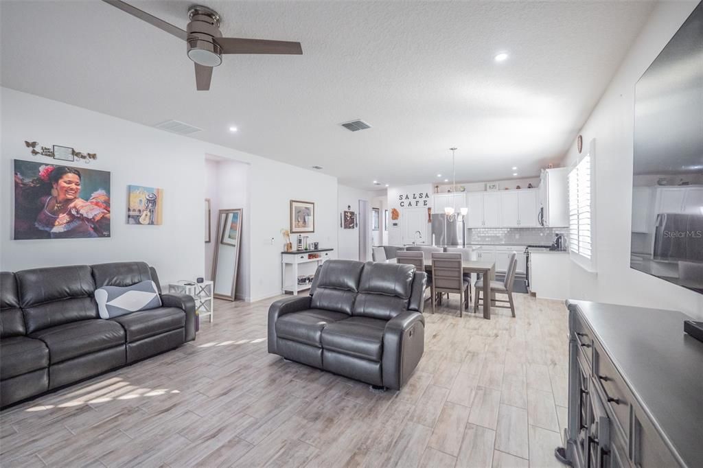 En Venta: $469,900 (3 camas, 2 baños, 1983 Pies cuadrados)