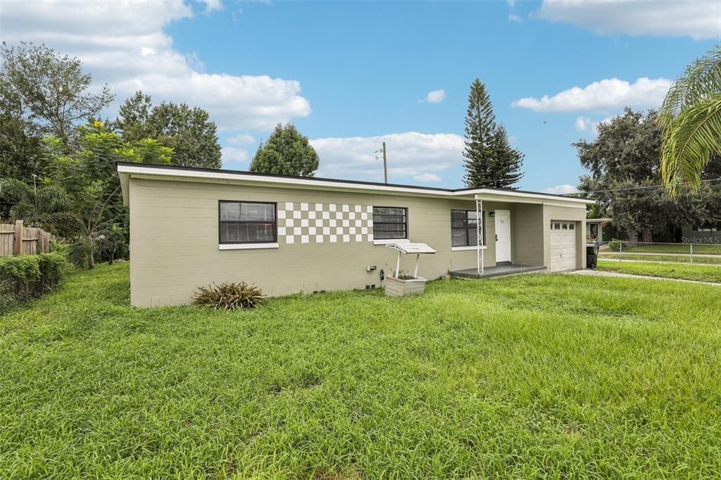 For Sale: $315,000 (3 beds, 2 baths, 946 Square Feet)