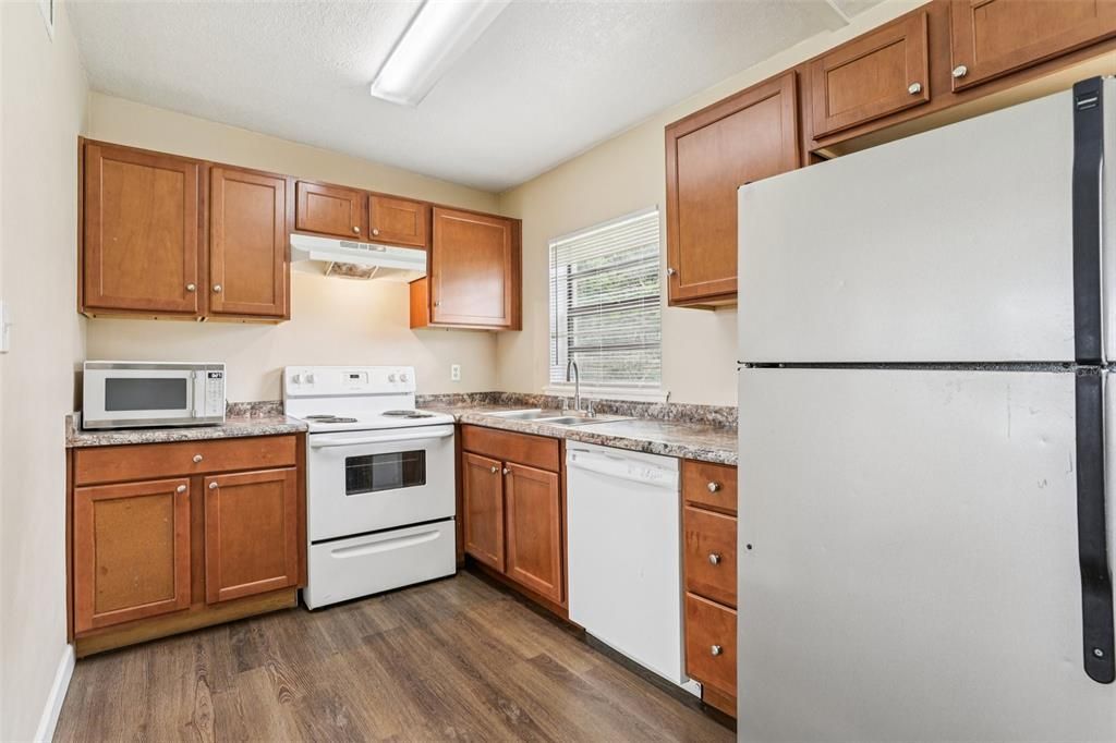 For Sale: $315,000 (3 beds, 2 baths, 946 Square Feet)