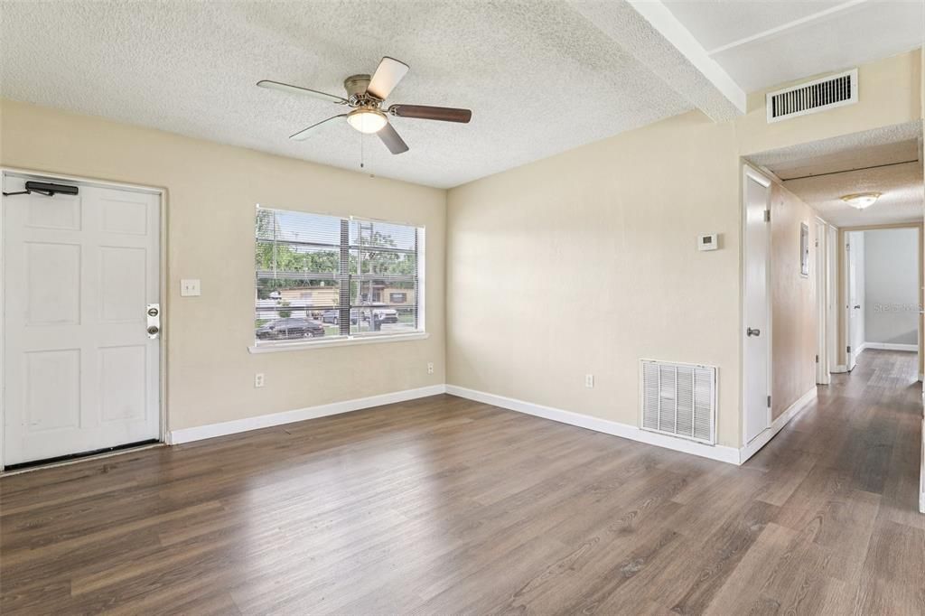 For Sale: $315,000 (3 beds, 2 baths, 946 Square Feet)