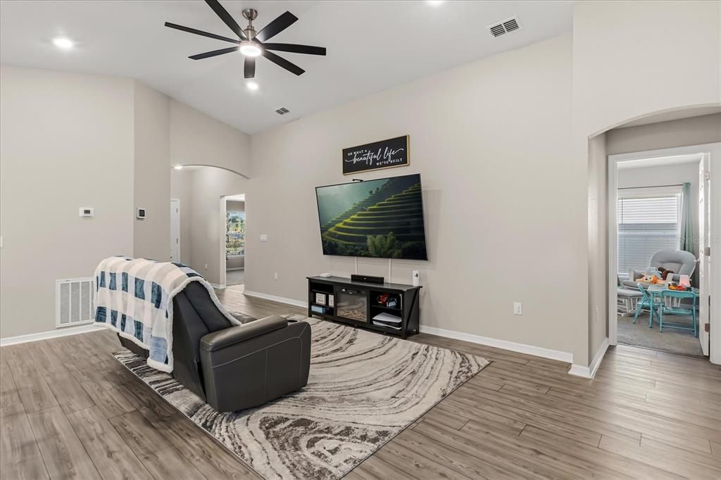 For Sale: $370,000 (4 beds, 2 baths, 1744 Square Feet)