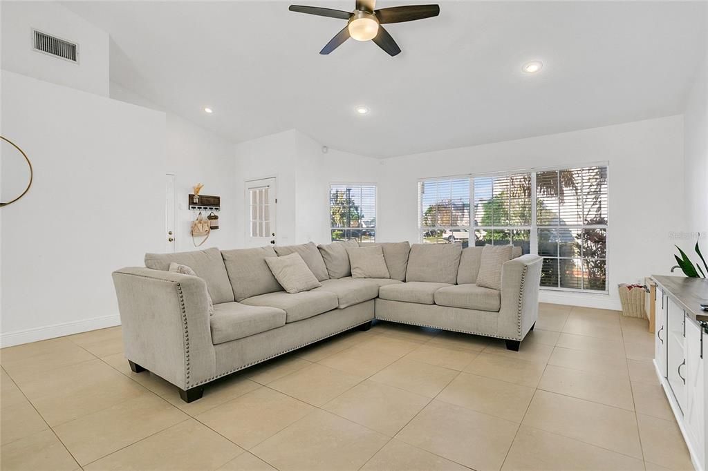 En Venta: $360,000 (3 camas, 2 baños, 1389 Pies cuadrados)