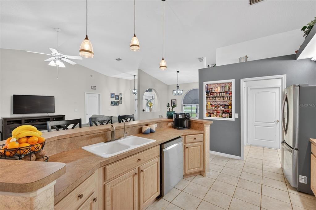 待售: $375,000 (3 贝兹, 2 浴室, 1922 平方英尺)