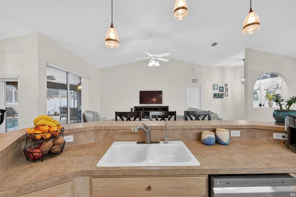 待售: $375,000 (3 贝兹, 2 浴室, 1922 平方英尺)