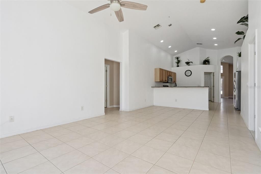 出租: $2,500 (4 贝兹, 2 浴室, 1940 平方英尺)