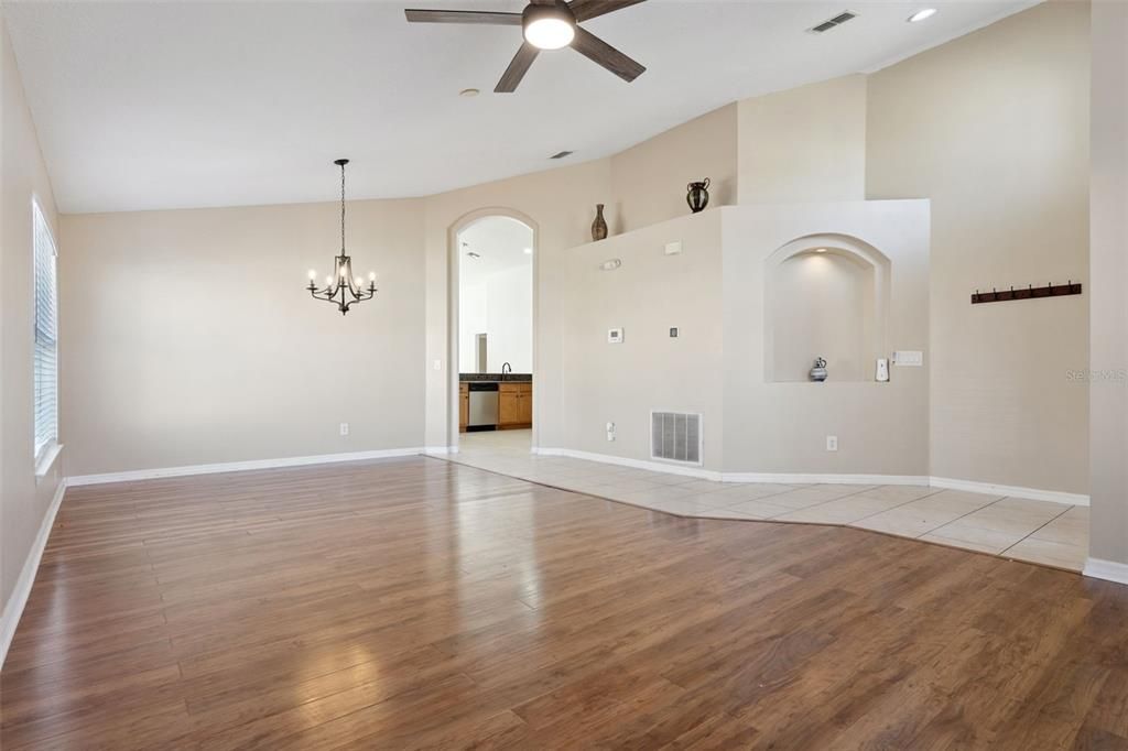 出租: $2,500 (4 贝兹, 2 浴室, 1940 平方英尺)