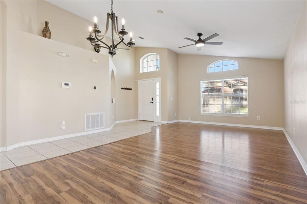 出租: $2,500 (4 贝兹, 2 浴室, 1940 平方英尺)