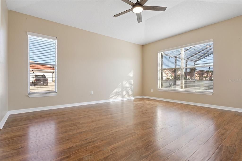 出租: $2,500 (4 贝兹, 2 浴室, 1940 平方英尺)