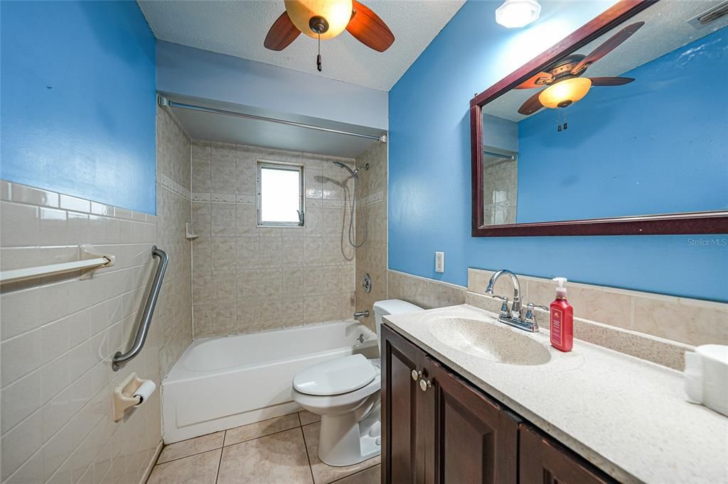 待售: $159,900 (2 贝兹, 1 浴室, 912 平方英尺)