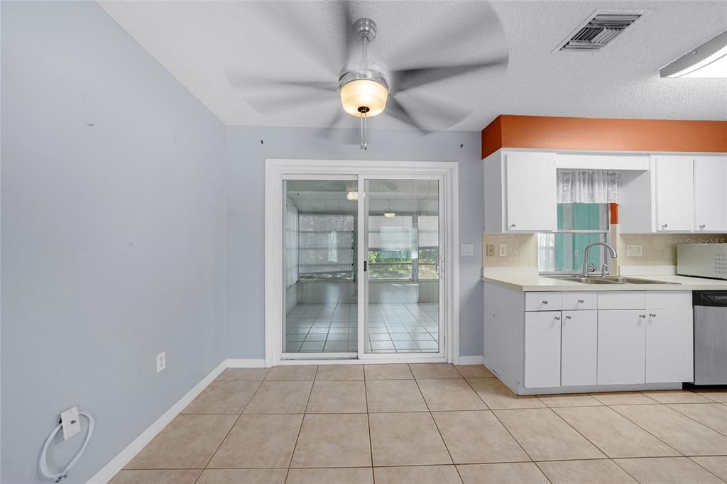 待售: $159,900 (2 贝兹, 1 浴室, 912 平方英尺)