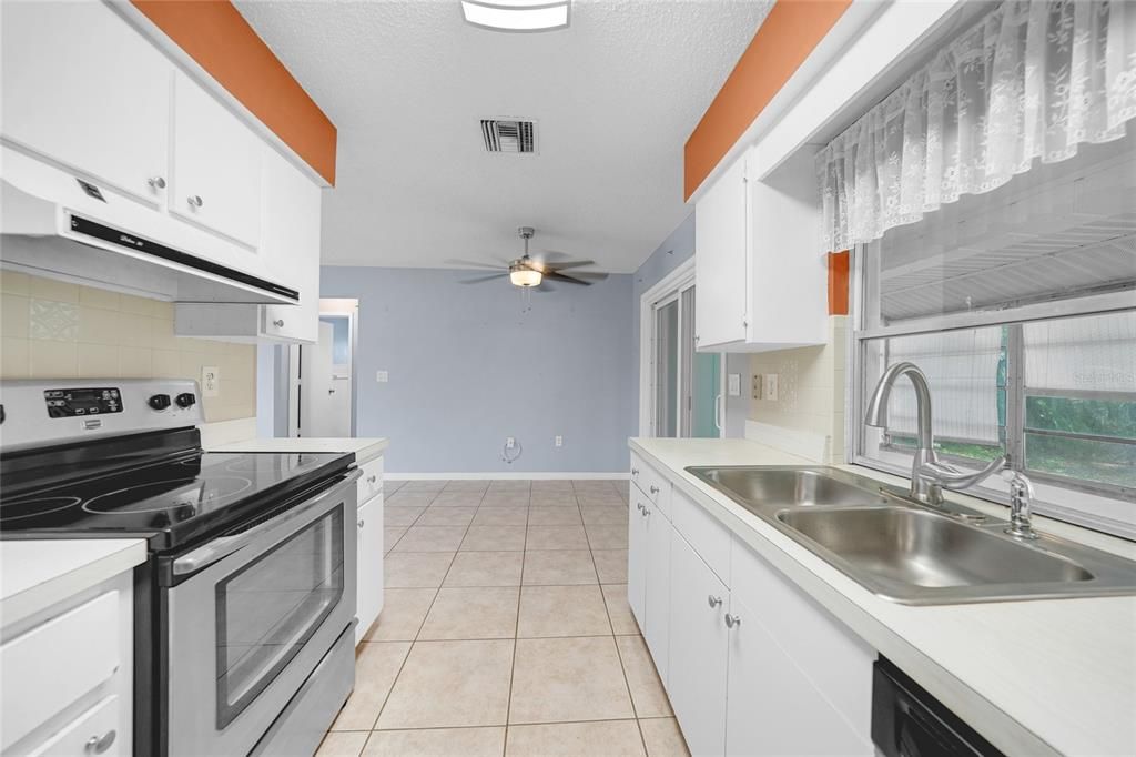 待售: $159,900 (2 贝兹, 1 浴室, 912 平方英尺)