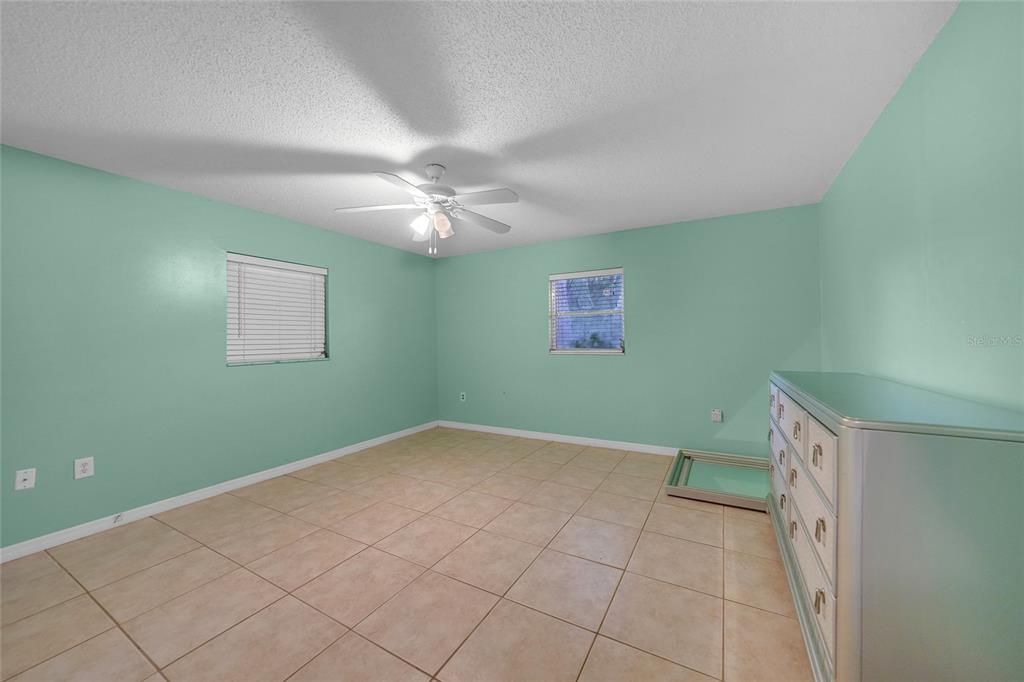 待售: $159,900 (2 贝兹, 1 浴室, 912 平方英尺)