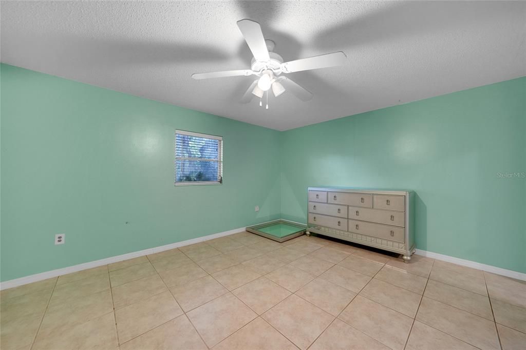 待售: $159,900 (2 贝兹, 1 浴室, 912 平方英尺)