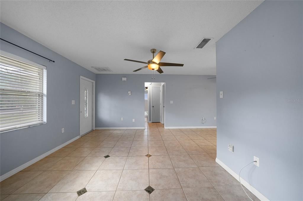 待售: $159,900 (2 贝兹, 1 浴室, 912 平方英尺)