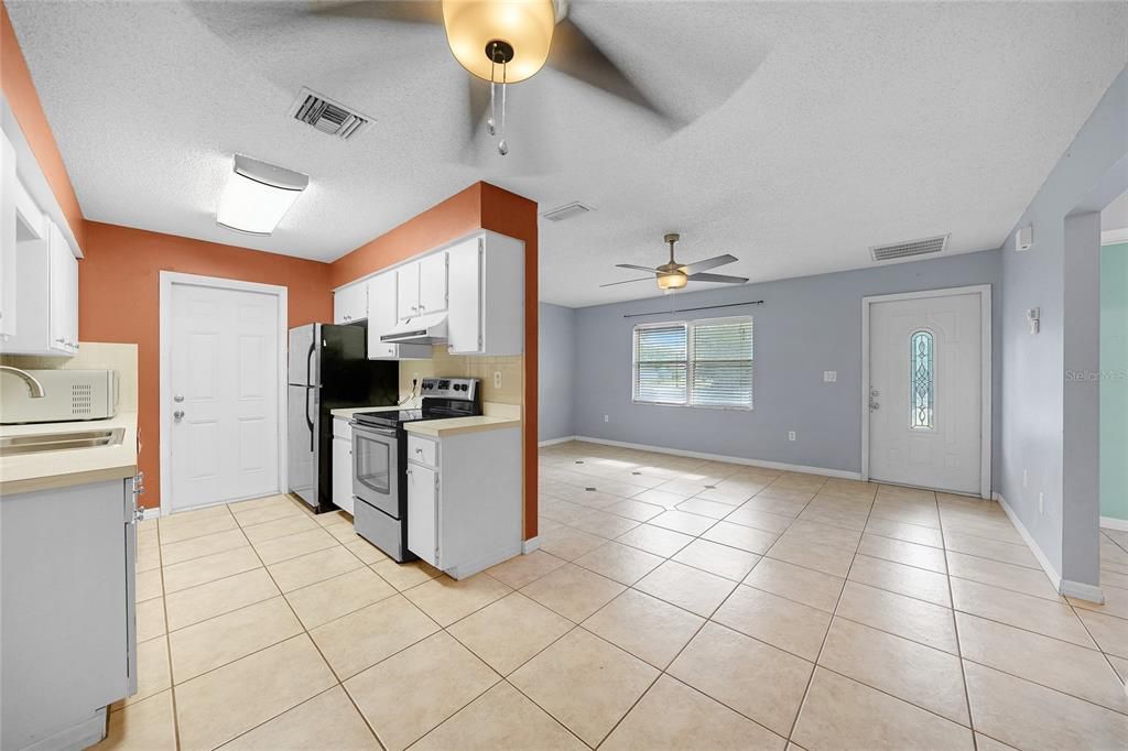 待售: $159,900 (2 贝兹, 1 浴室, 912 平方英尺)