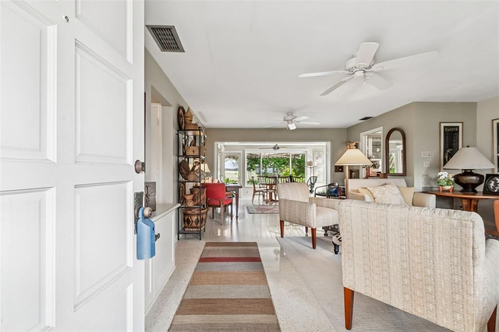 For Sale: $379,900 (2 beds, 2 baths, 1226 Square Feet)