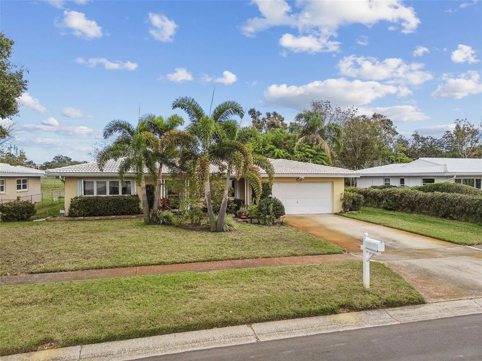 For Sale: $379,900 (2 beds, 2 baths, 1226 Square Feet)