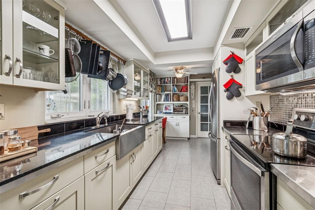 For Sale: $379,900 (2 beds, 2 baths, 1226 Square Feet)