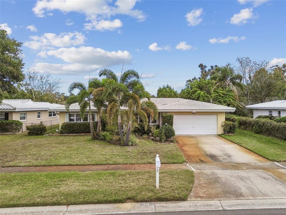 For Sale: $379,900 (2 beds, 2 baths, 1226 Square Feet)