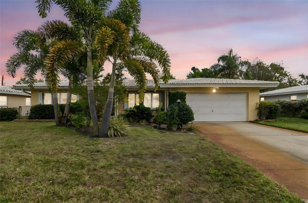 For Sale: $379,900 (2 beds, 2 baths, 1226 Square Feet)