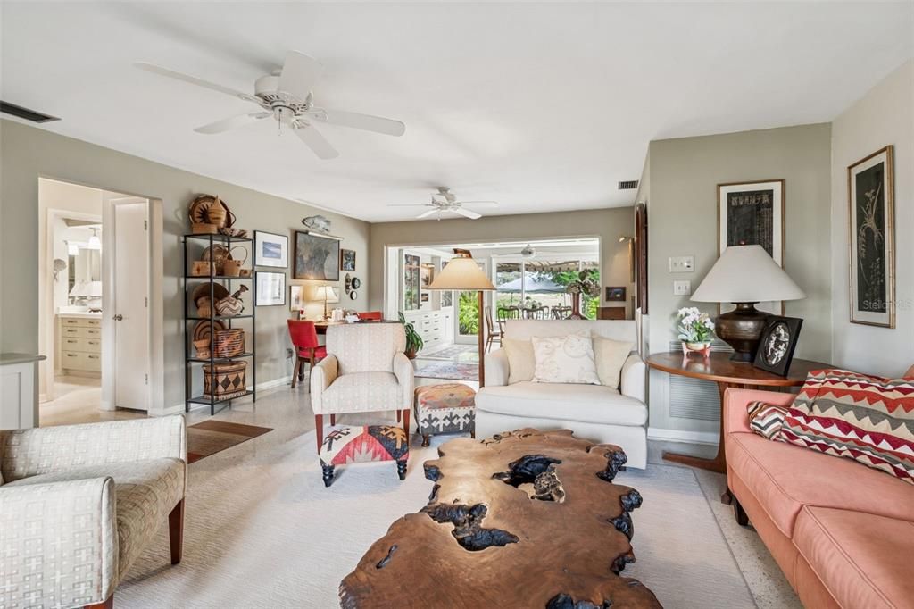 For Sale: $379,900 (2 beds, 2 baths, 1226 Square Feet)