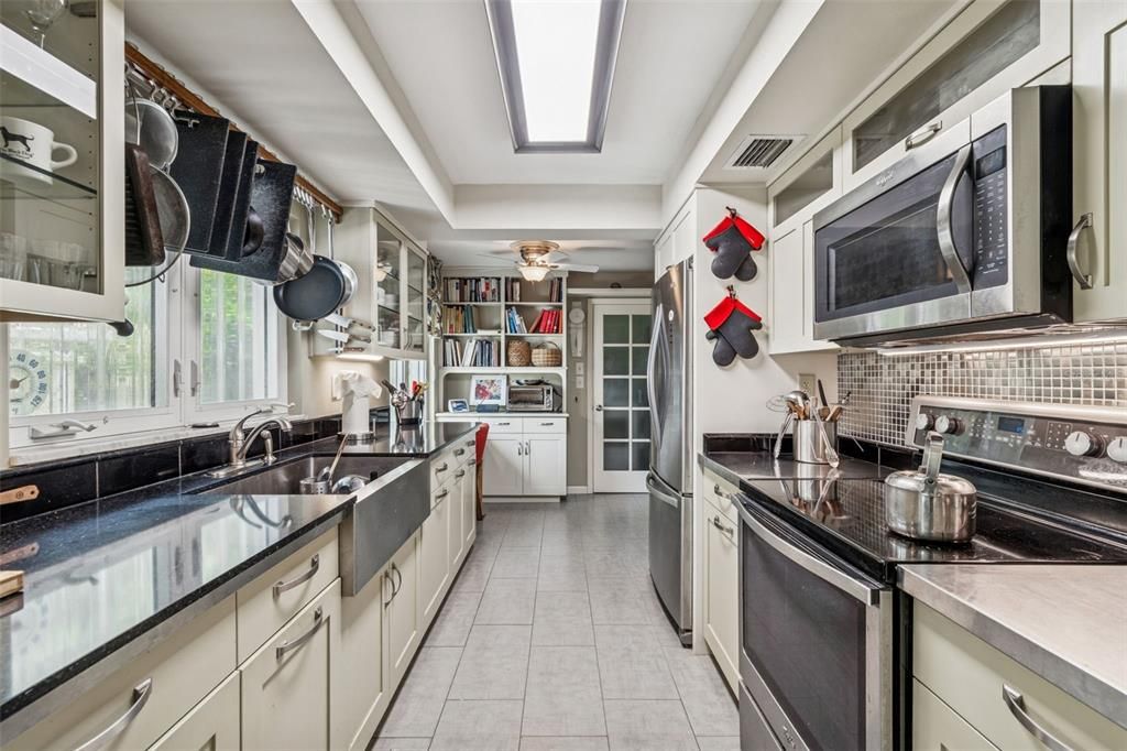 For Sale: $379,900 (2 beds, 2 baths, 1226 Square Feet)