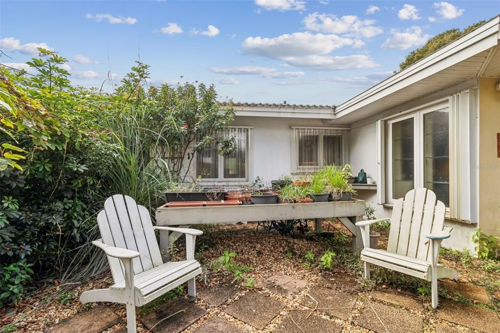 For Sale: $379,900 (2 beds, 2 baths, 1226 Square Feet)