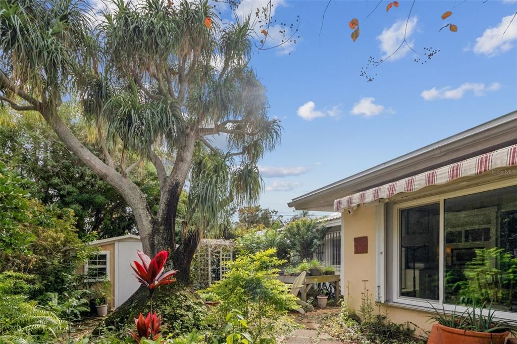 For Sale: $379,900 (2 beds, 2 baths, 1226 Square Feet)