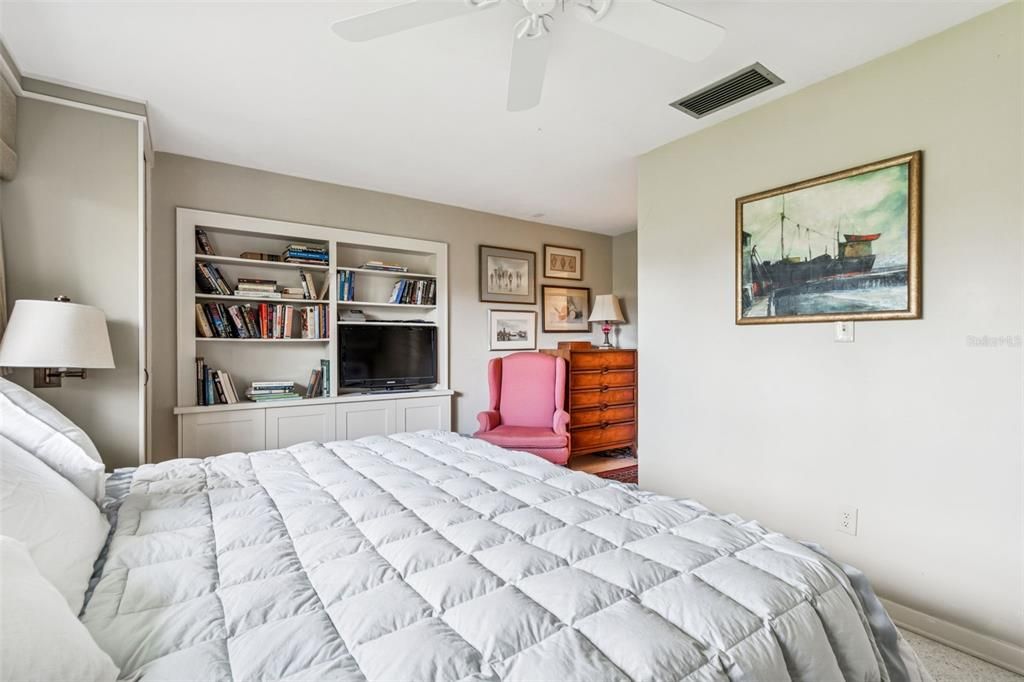 For Sale: $379,900 (2 beds, 2 baths, 1226 Square Feet)
