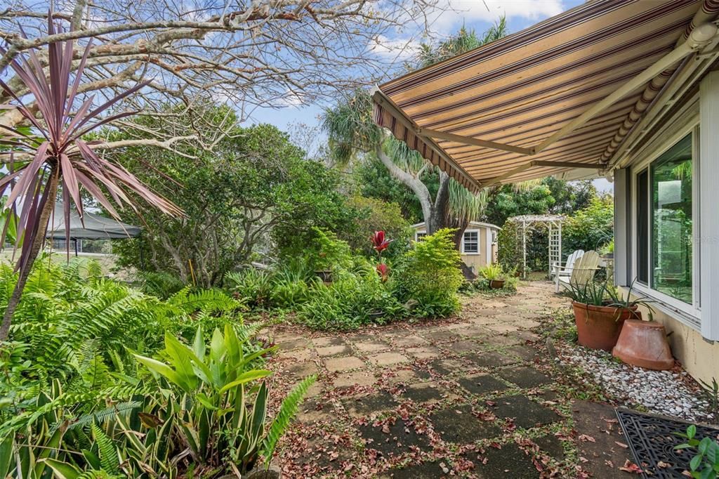 For Sale: $379,900 (2 beds, 2 baths, 1226 Square Feet)