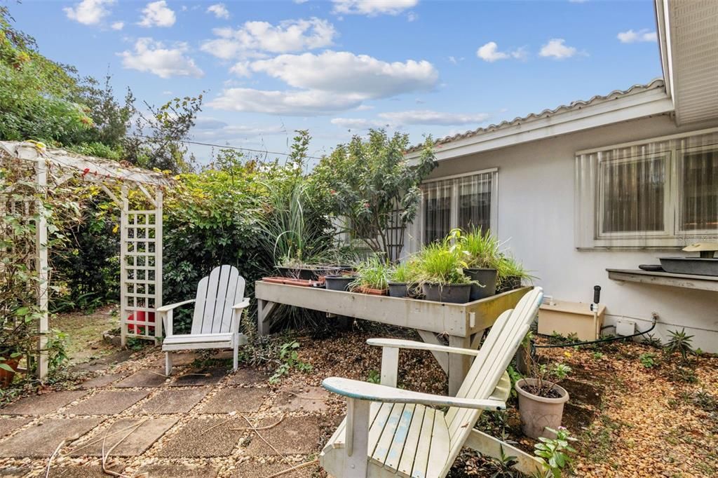 For Sale: $379,900 (2 beds, 2 baths, 1226 Square Feet)