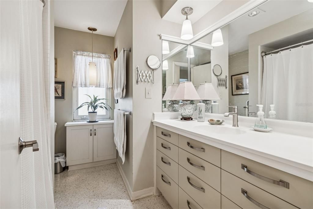 For Sale: $379,900 (2 beds, 2 baths, 1226 Square Feet)