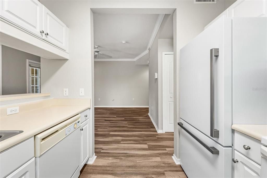 На продажу: $174,900 (2 спален, 2 ванн, 1038 Квадратных фут)