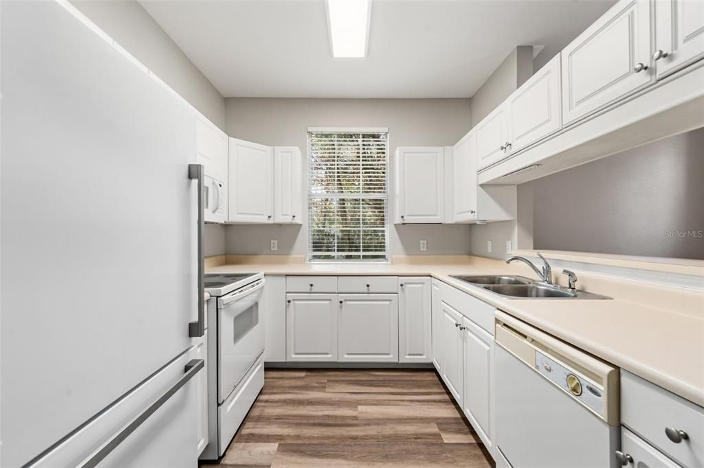 На продажу: $174,900 (2 спален, 2 ванн, 1038 Квадратных фут)