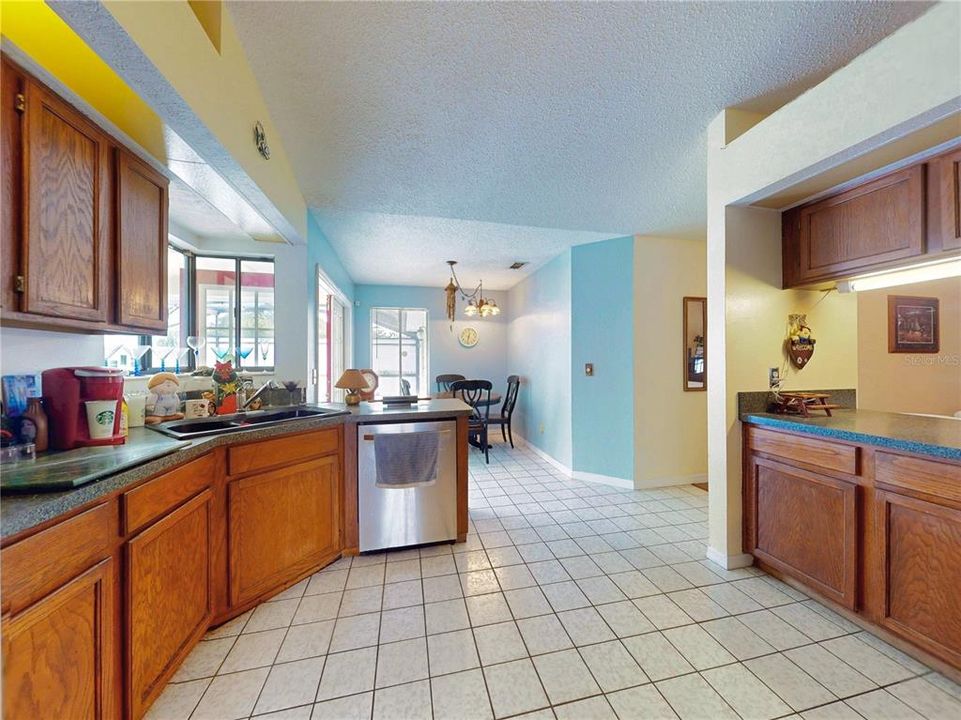 待售: $395,000 (4 贝兹, 2 浴室, 1976 平方英尺)