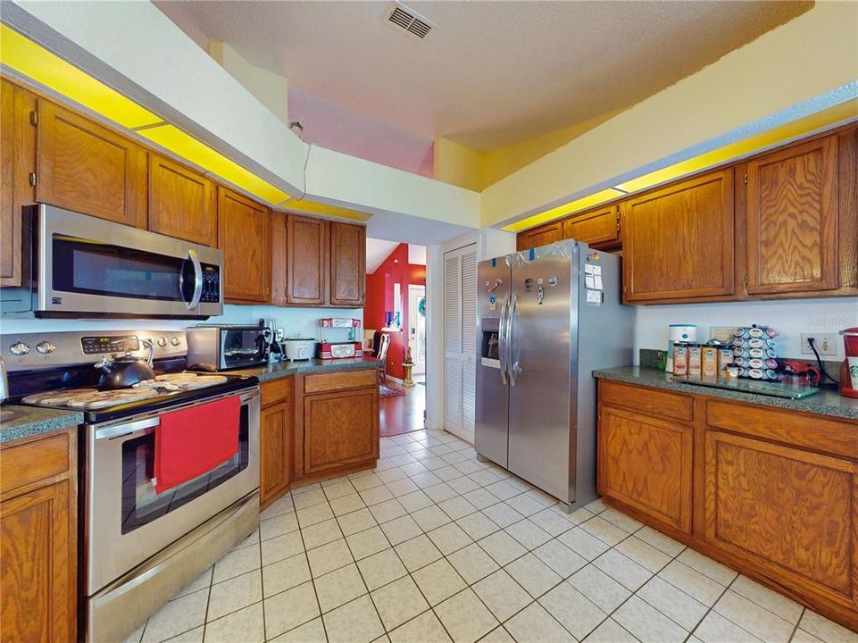 待售: $395,000 (4 贝兹, 2 浴室, 1976 平方英尺)