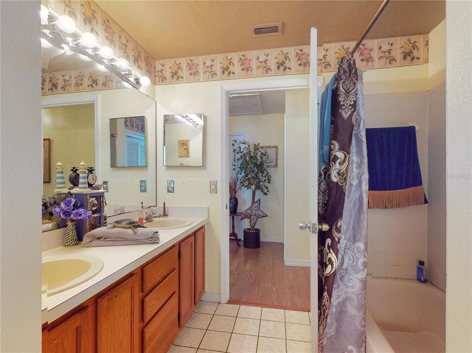 待售: $395,000 (4 贝兹, 2 浴室, 1976 平方英尺)