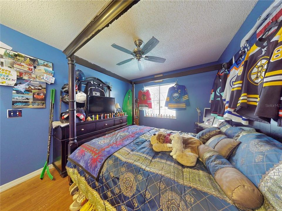 待售: $395,000 (4 贝兹, 2 浴室, 1976 平方英尺)