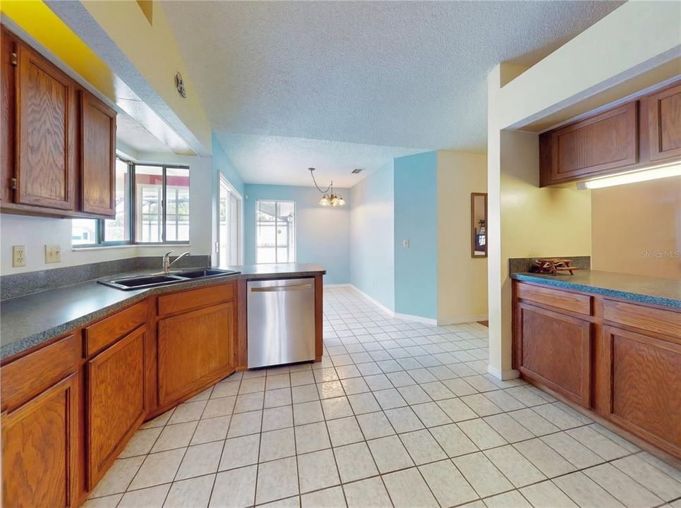 待售: $395,000 (4 贝兹, 2 浴室, 1976 平方英尺)