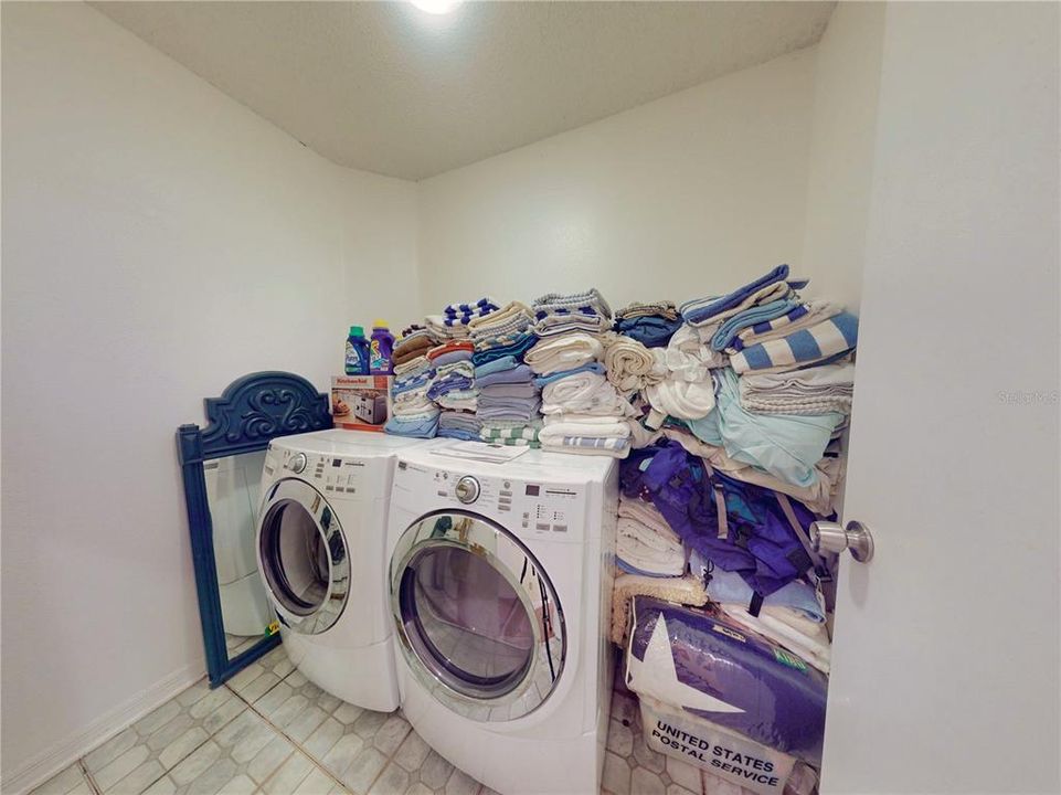 待售: $395,000 (4 贝兹, 2 浴室, 1976 平方英尺)