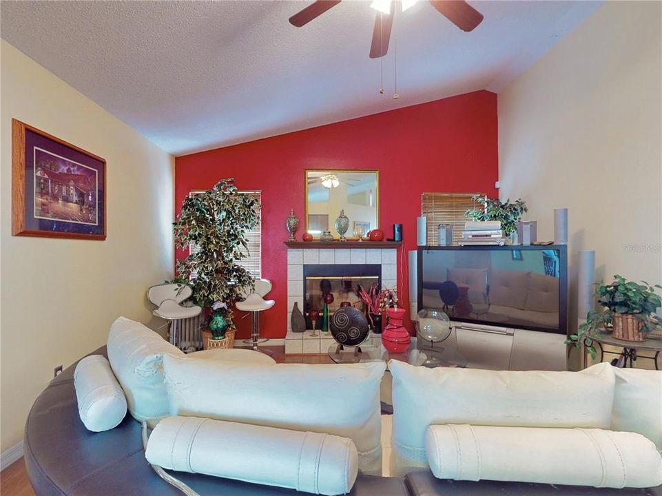 待售: $395,000 (4 贝兹, 2 浴室, 1976 平方英尺)