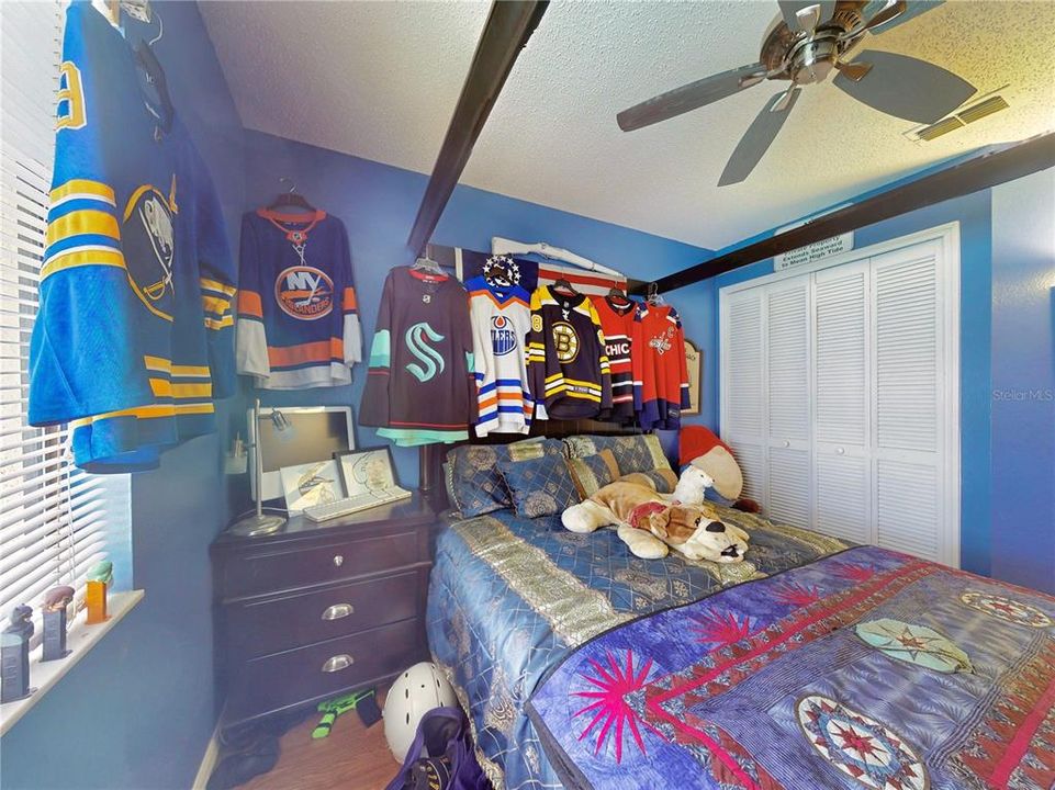 待售: $395,000 (4 贝兹, 2 浴室, 1976 平方英尺)