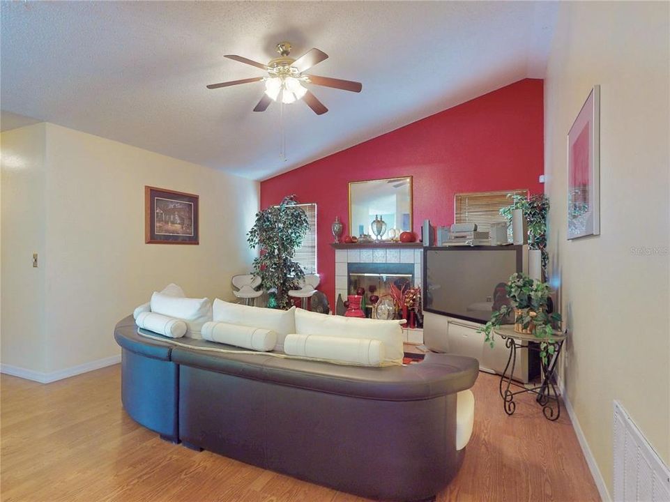 待售: $395,000 (4 贝兹, 2 浴室, 1976 平方英尺)