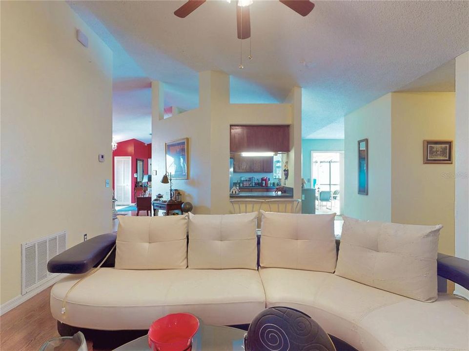 待售: $395,000 (4 贝兹, 2 浴室, 1976 平方英尺)