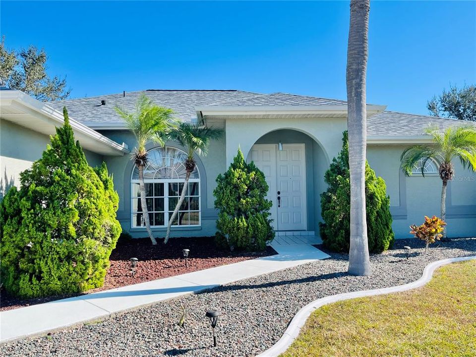 For Sale: $299,900 (2 beds, 2 baths, 1897 Square Feet)