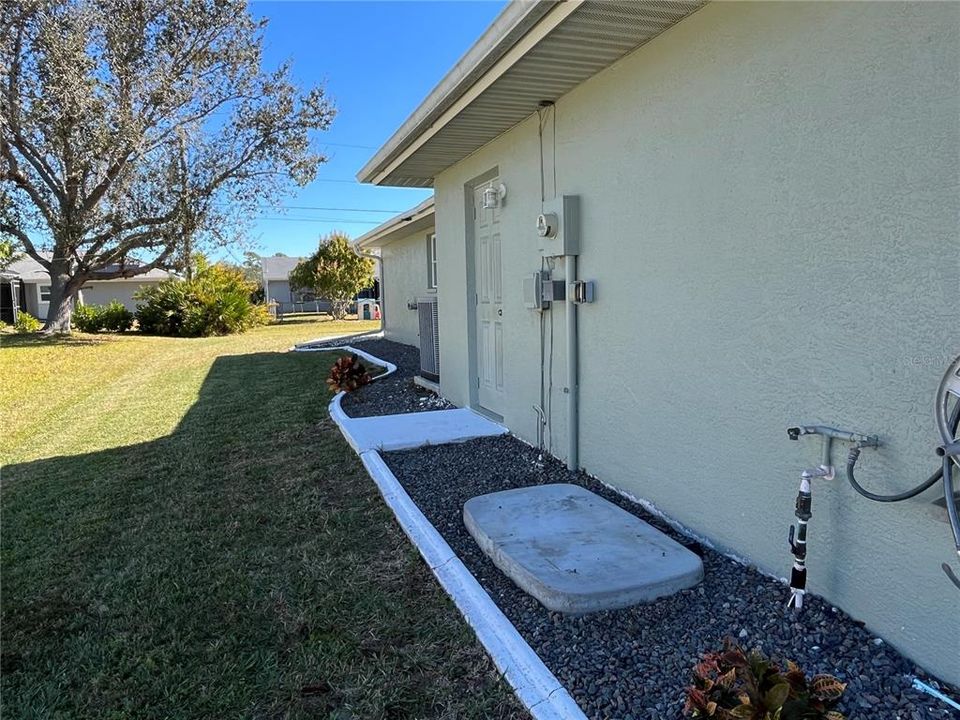 For Sale: $299,900 (2 beds, 2 baths, 1897 Square Feet)