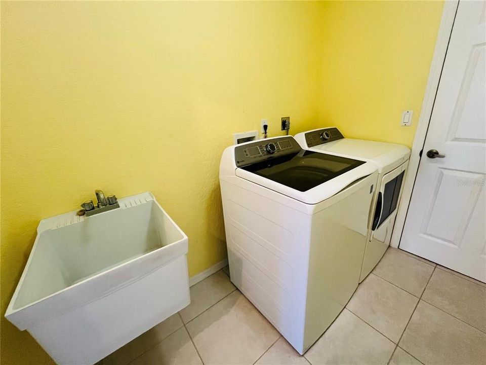 For Sale: $299,900 (2 beds, 2 baths, 1897 Square Feet)